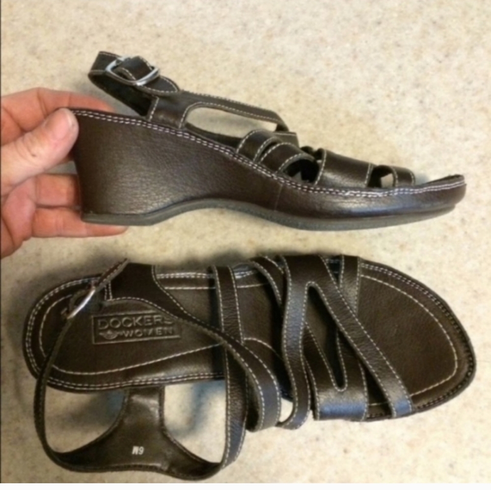 Like new, gorgeous Dockers leather sandals